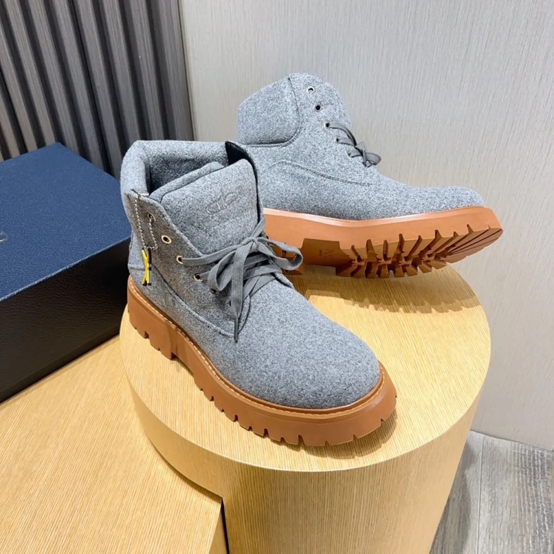 Factory P560💰[Dior] Dior ✨ is online simultaneously👏 This latest autumn and winter popular men's boots are new products in the series and continue Di*r's classic style. The upper is made of original fabric and matched with the original non-slip and wear-resistant rubber outsole. The rear shoe collar and heel are equipped with the brand's iconic details to enhance the style. Fashionable and versatile. Wear it with jeans or slacks for a casual look. Size: 38-44 (45 customized)